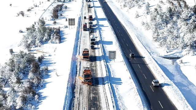 Bolu'da kar yağışının esir aldığı Gerede-Samsun yolu havada görüntülendi: Yol trafiğe açık