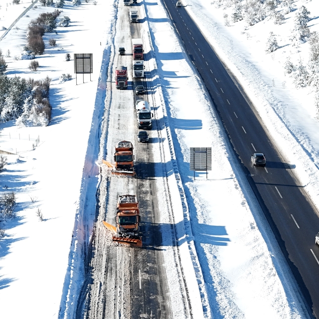 Bolu'da kar yağışının esir aldığı Gerede-Samsun yolu havada görüntülendi: Y...