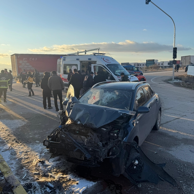 Servis aracıyla otomobil çarpıştı, 18 kişi yaralandı