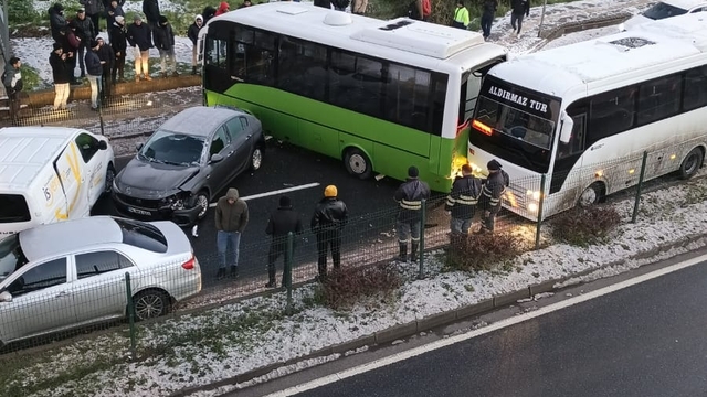 Zonguldak'ta buzlanan yolda 5 araç, birbirine girdi