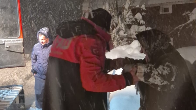Kastamonu'da ekipler kar nedeniyle yolu kapanan hasta için seferber oldu