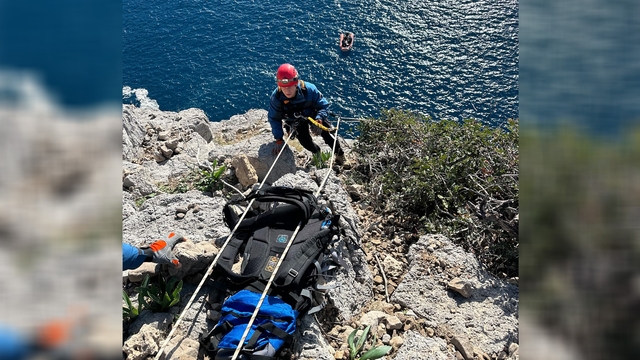 Mersin'de sarp kayalıklarda mahsur kalan keçi nefes kesen operasyonla kurtarıldı