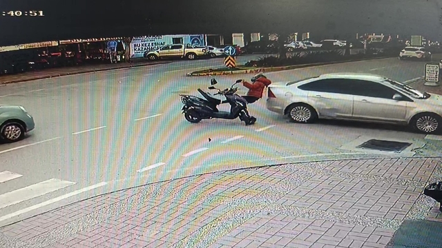 Manavgat'ta otomobille çarpışan motosiklet sürücüsü yaralandı