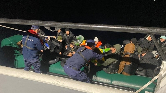 İzmir açıklarında 50 düzensiz göçmen yakalandı