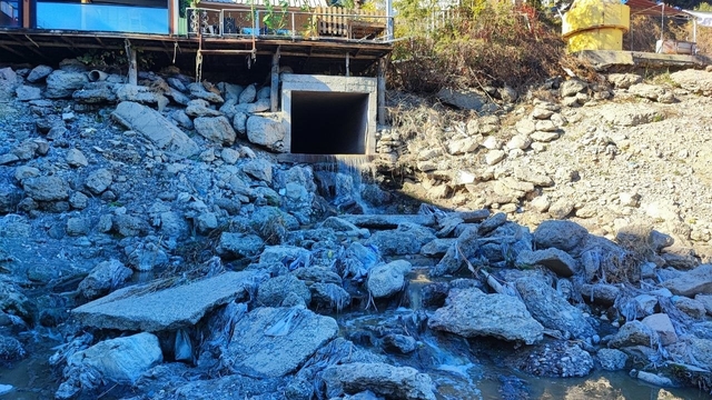 Kuraklık nedeniyle Seyhan Nehri'ne su verilmeyince atık su gerçeği ortaya çıktı