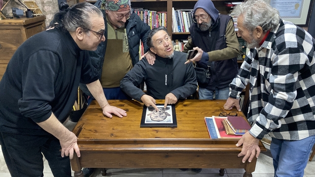 Yaklaşık 40 yıldır arkadaş olan karikatüristler
Aradan geçen yıllara rağmen arkadaşlık bağlarını koparmıyorlar
Çizim yeteneklerini birbirlerini güldürmek için kullanıyorlar