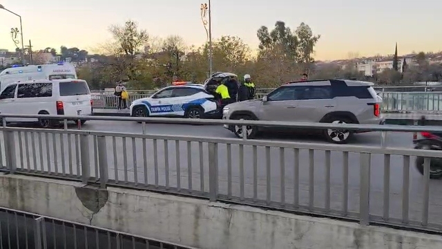 Manavgat Köprüsü'nde devrilerek otomobile çarpan motosikletli yaralandı