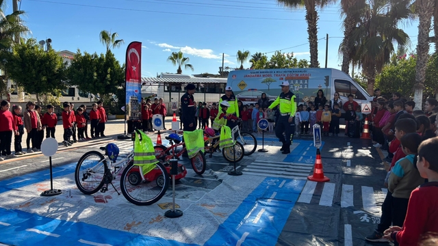 Jandarma'dan öğrencilere trafik eğitimi verildi