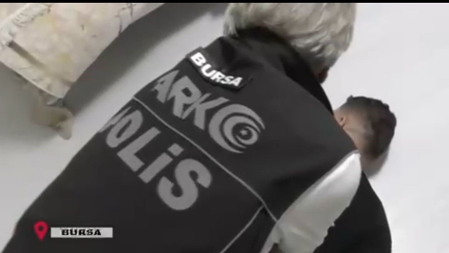 Bursa'da yılbaşı öncesi binlerce genci zehirlenmekten böyle kurtardılar: 34 kişi tutuklandı
Narkotik Polisi'nin yaptığı operasyonda 30 kilogram metamfetamin, 3 kiloıgram kannabinoid, 2 kilogram kokain ve binlerce hap ele geçirildi
Şafak vakti evleri basılan 34 uyuşturucu taciri tutuklandı