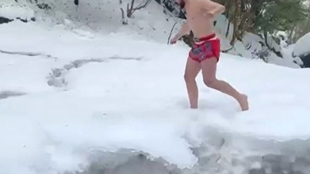 Karda şortla gezip şelale altında antrenman yaptı