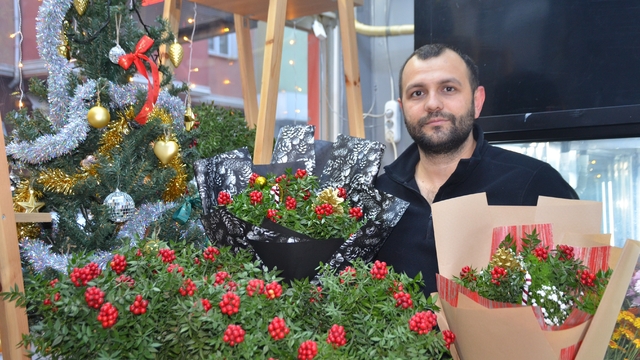 Yılbaşına sayılı günler kala çiçekçilerde tatlı bir telaş başladı
Bu çiçeğin şans ve mutluluk getirildiğini inanılıyor
Çiçekçi Barış Çınar,
"Kokinayı bir yıl boyunca taze kalırsa eve şans ve bereket getirdiği, hatta ev sahibi olunabileceği inanışı var"