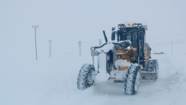 Hakkari'de 281 yerleşim yeri ulaşıma kapandı; okullara 'kar' tatili