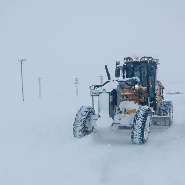 Hakkari'de 281 yerleşim yeri ulaşıma kapandı; okullara 'kar' tatili