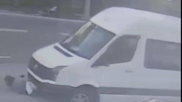 Servis minibüsünün kadına çarpıp, sürüklediği kaza kamerada