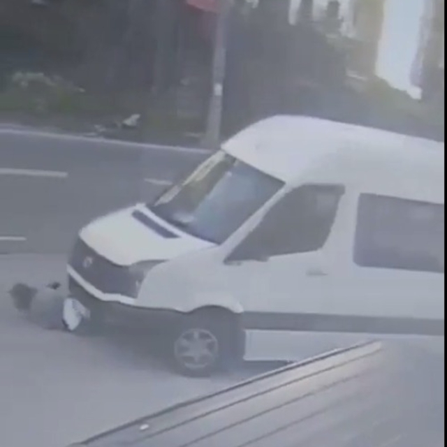 Servis minibüsünün kadına çarpıp, sürüklediği kaza kamerada