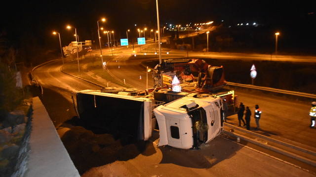 Sinop'ta kömür yüklü tır devrildi, 2 kişi yaralandı