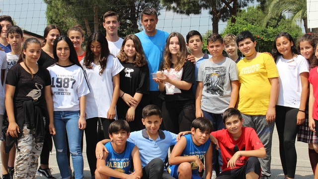 Öğrencilerine olan sevgisiyle bilinen Mücahit öğretmen, şarkılarla anılıyor