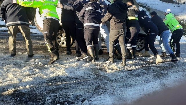 Türkeli'de buzlanma kazaya neden oldu: Otomobil yan yattı