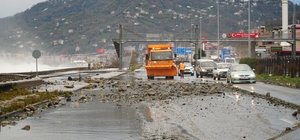 Rize'de fırtına; dalgalar sahil yoluna ulaştı