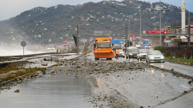 Rize'de fırtına; dalgalar sahil yoluna ulaştı