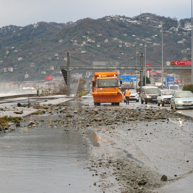 Rize'de fırtına; dalgalar sahil yoluna ulaştı