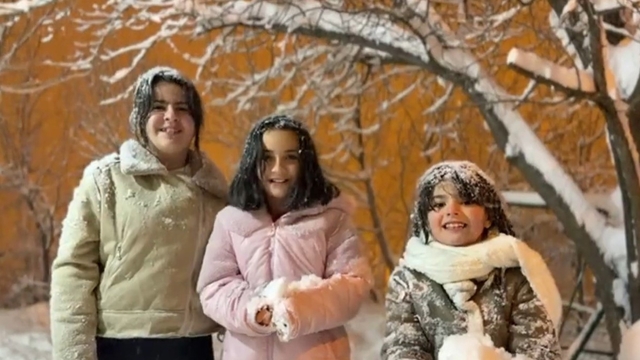 Hakkari'de yoğun kar yağışı en çok çocukları sevindirdi