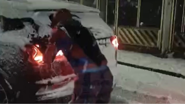 Karda mahsur kalan sürücünün yardımına 'Örümcek Adam' yetişti