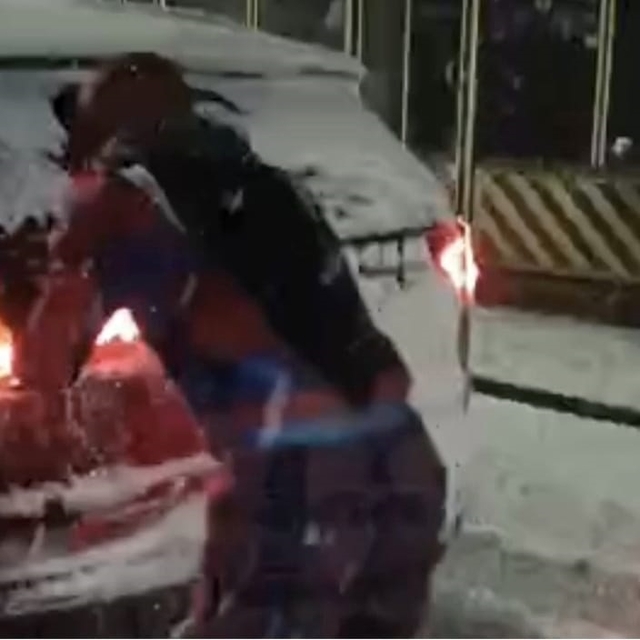 Karda mahsur kalan sürücünün yardımına 'Örümcek Adam' yetişti