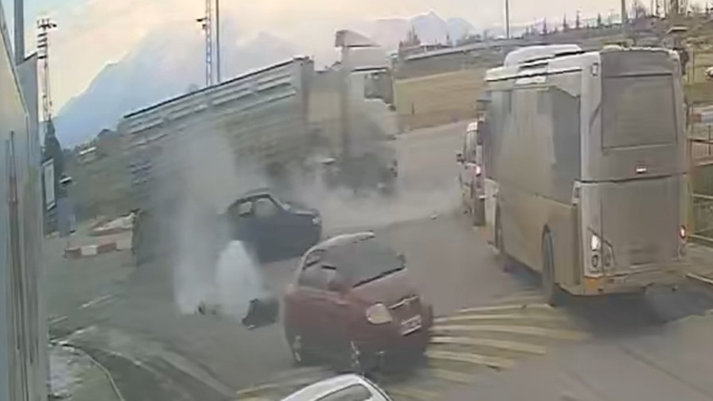 Karaman'da kamyon otomobile çarptı: 2 yaralı
Kazada otomobilin LPG tankı yerinden çıkarak yola fırladı