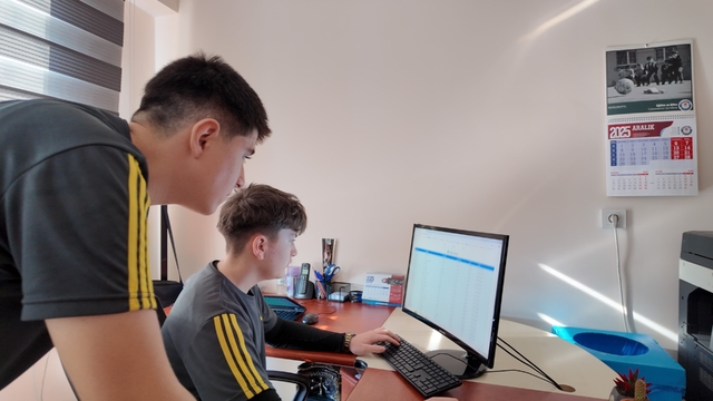 Gediz'in genç yazılımcıları dışa bağımlılığa son veriyor
Lise öğrencileri, personel takip sistemini sıfırdan yazarak Milli Eğitim Müdürlüğünün hizmetine sundu