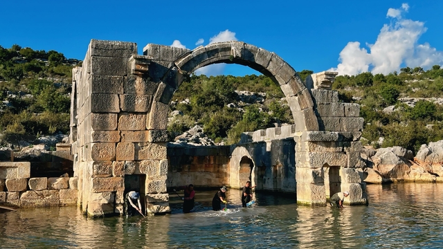 Arkeologların çamur ve suyun içinde bin 850 yıllık antik havuzu gün yüzüne çıkarma çabası
Gün yüzüne çıkardıkları antik şifalı havuzda ilk kendileri yüzdüler
Sanayi bölgesinin kaldırılması ve kazı çalışmalarının başlaması için 15 yıl beklendi
Arkeologlar bin 850 yıllık antik havuzu kurtarmak için işçilerle birlikte suyun ve çamurun içinde çalışıyor
Roma termalinde arkeologlar ve işçiler çamurdan çıkıp şifalı suda temizleniyor
Kazı başkanı Prof. Dr. Nevzat Çevik:
"Bu yapının benzeri bölgede yok, Roma İmparatorluk Dönemi mimarlığı açısından orijinal bir keşfin içindeyiz"