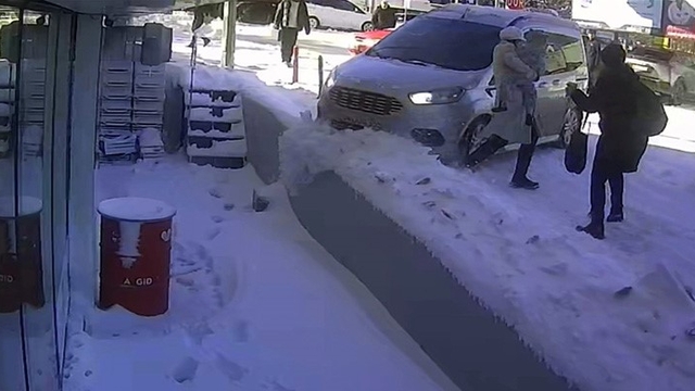 Tatvan'da kayan araç facianın eşiğinden döndü