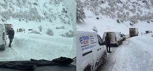 Şemdinli yolunda mahsur kalan araçlar kurtarıldı