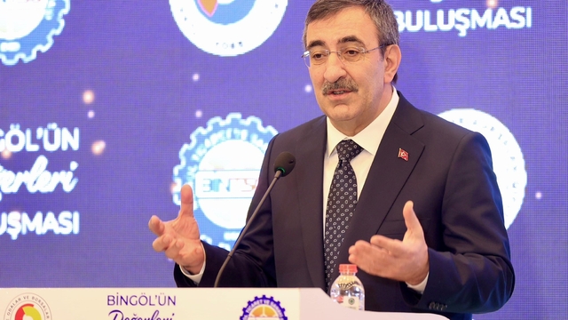 Cumhurbaşkanı Yardımcısı Yılmaz: "Savaşların, çatışmaların, belirsizliklerin ortasında büyümeye devam eden bir Türkiye var"
Cumhurbaşkanı Yardımcısı Cevdet Yılmaz:
"Dünya pazarları eskisi gibi hızla büyümüyor. Böyle bir ortamda Türkiye Cumhuriyeti bir istikrar adası olarak yolunda devam ediyor"
"Son 23 yılda dünya ekonomisi ortalama 3,5 büyürken biz 5,4 büyümüşüz"
"Bu yıl sonu itibarıyla ekonomik büyüklüğümüz 1,5 trilyon doları aşacak"
"Enflasyonda gelecek sene yüzde 20'nin altını hedefliyoruz. 2027'de ise tek haneli rakamlara ülkemizi kavuşturmak için bütün gayretimizi sarf ediyoruz"
"2026'da özellikle reformlara ağırlık vermek istiyoruz"