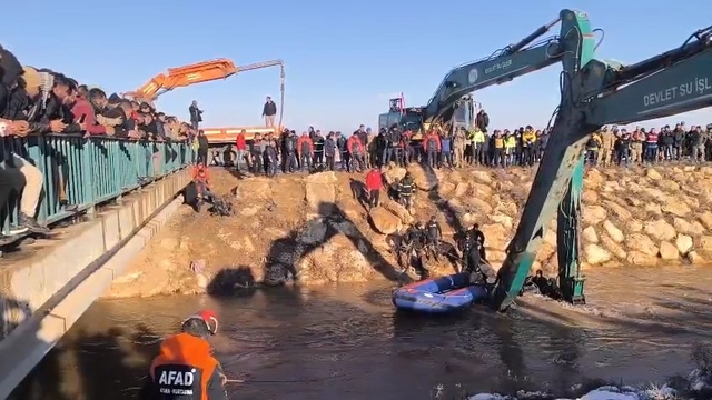 Şanlıurfa'da kanala düşen otomobilin sürücüsü aranıyor