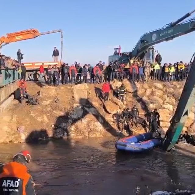 Şanlıurfa'da kanala düşen otomobilin sürücüsü aranıyor