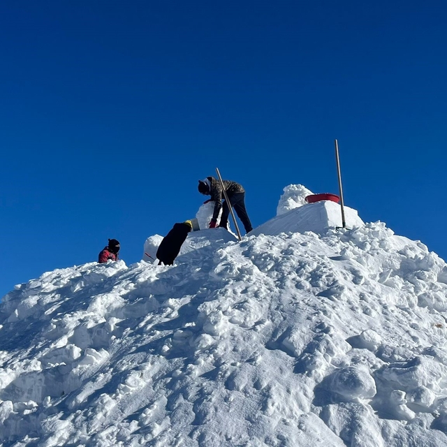Sarıkamış Harekatı'nda şehit düşen askerlerin kardan heykellerinin yapımına...