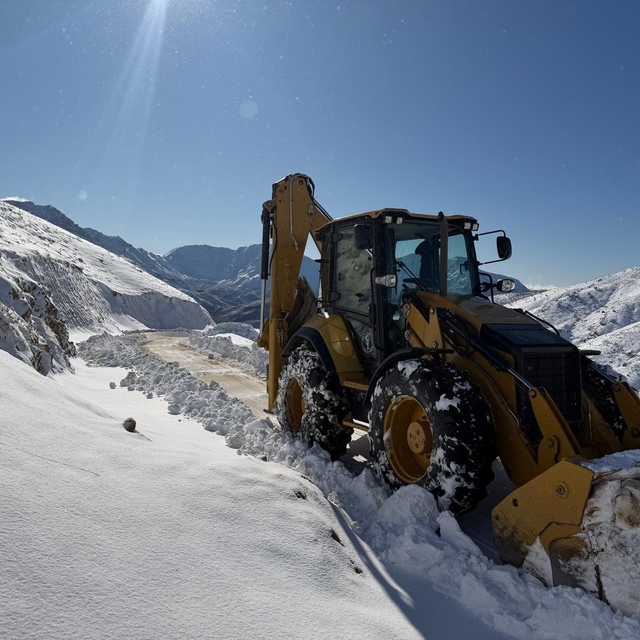 Batman'da kar yağışı ulaşımı aksattı
Köy yolları açılıyor, okullarda eğitim...