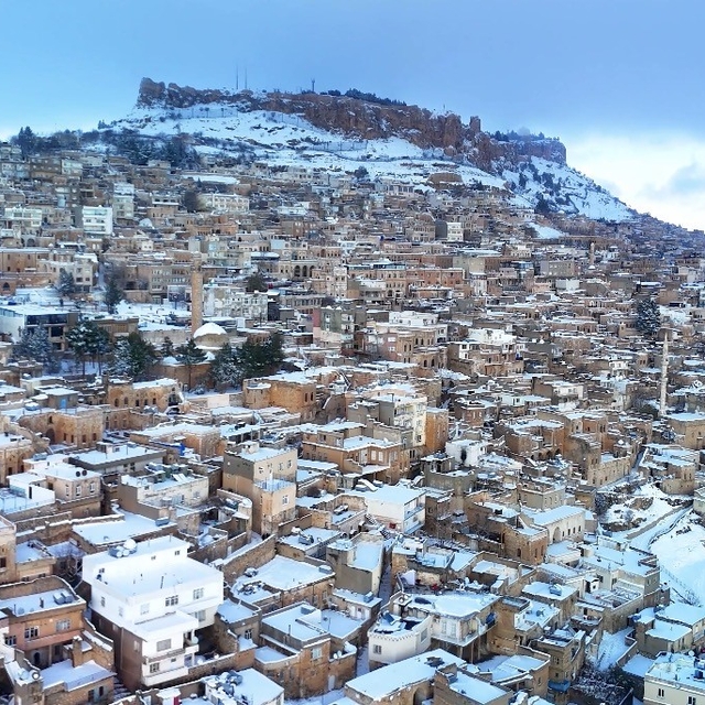 Tarihi kent Mardin beyaz gelinliğini giydi
Kar altında kalan Mardin havadan...