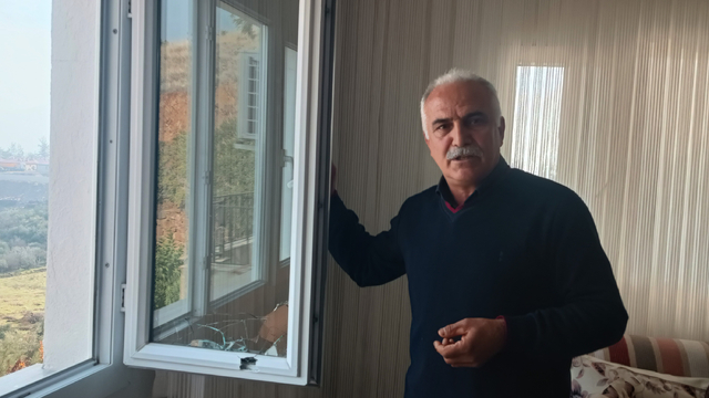 Kahvaltı yaptıkları odanın penceresine domuz kurşunu isabet etti