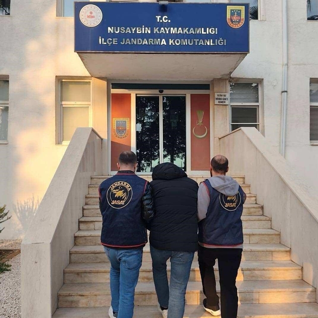 Kargo kutusundan muz çıktı: 127 yıl hapis cezası bulunan dolandırıcı yakala...