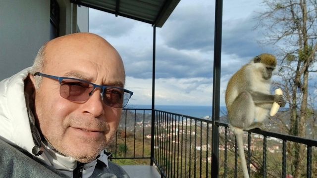 Hayvanat bahçesinden kaçan maymuna balkonunda muz verdi