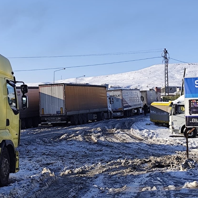 Cizre'de kar esareti: Yollar buz pistine döndü