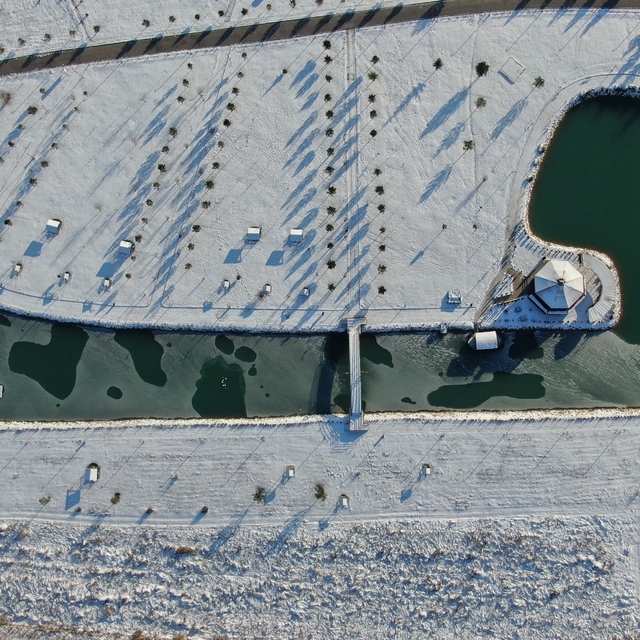 Sivas'ta soğuk hava etkisini gösterdi, ördeklerin olduğu gölet kısmen dondu