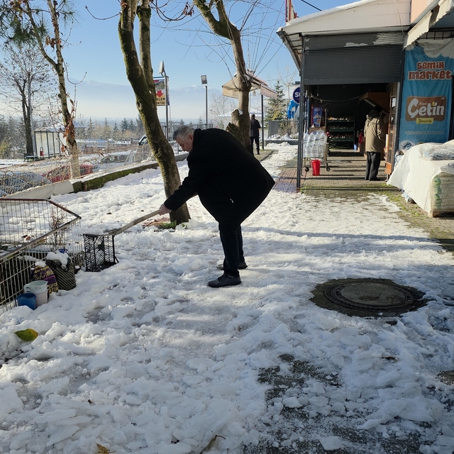 Düzce'nin "dronlu muhtarı" iş başında
Düzce beyaza büründü, ortaya kartpost...