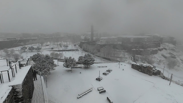 Diyarbakır'da beyaza bürünen tarihi mekanlar dronla görüntülendi