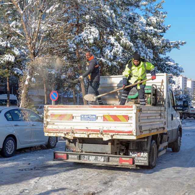 Kar ve buzlanmaya karşı kaldırım temizliği