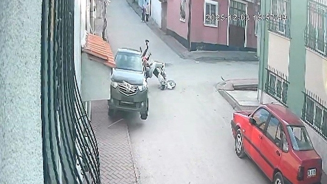 Eskişehir'de 2025 yılında motosiklet kazaları arttı, bin 847 kişi yaralandı
2025 yılında bin 594 motosiklet kazası meydana geldi
İleri sürüş teknikleri eğitici eğitmeni Gürkan Güler:
"Motosiklet ehliyet eğitimlerinin yeterli olmadığını düşünüyorum"
"İçerik çeken motosiklet kullanıcıları takipçi sayısını artırmak için diğer taşıtları tahrik ediyor"