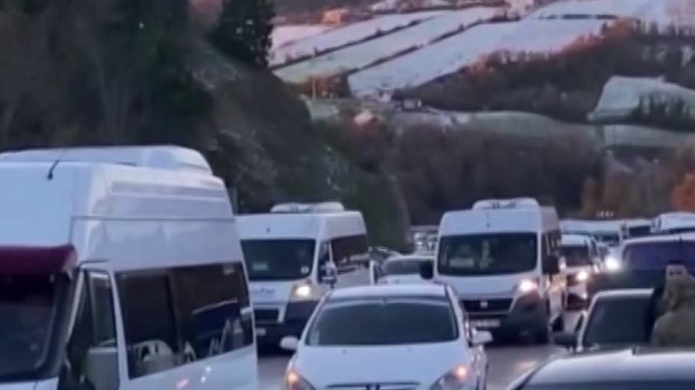 Sinop'ta yol buz tuttu, araçlar yolda kaldı