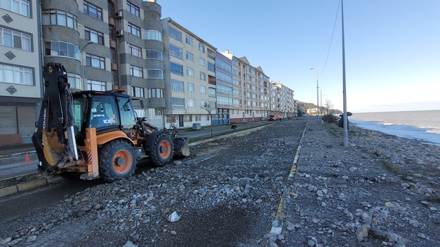 Kastamonu'da dev dalgalar sahillere zarar verdi